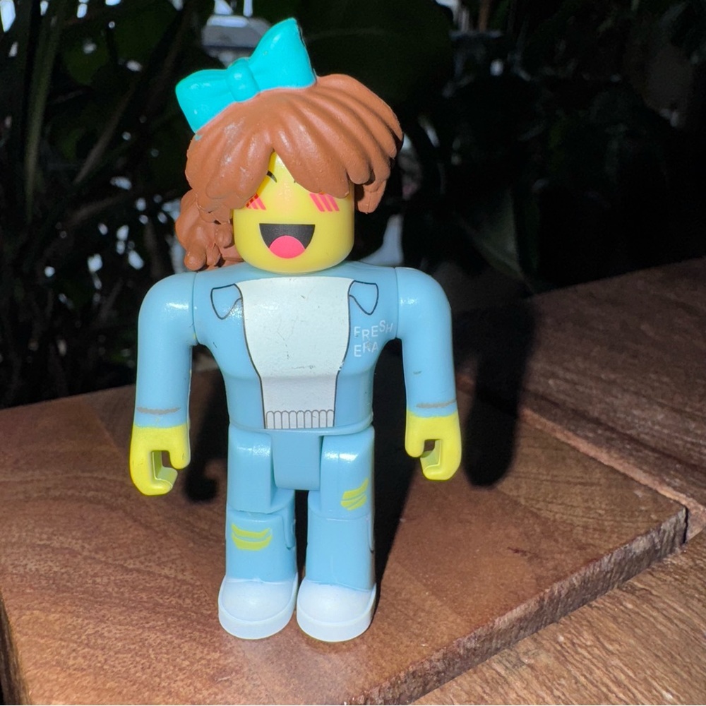 Roblox Celebrity collection series 1 Super bomb survival shopgirl action figure